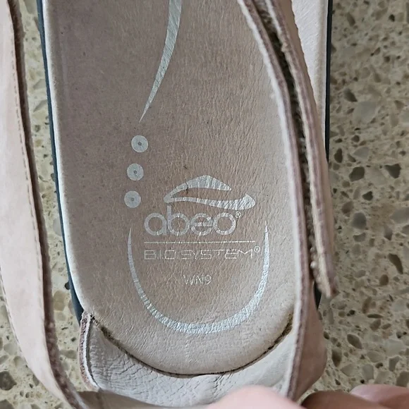Women's size 9 Neutral Abeo tan sandals - Picture 9 of 10